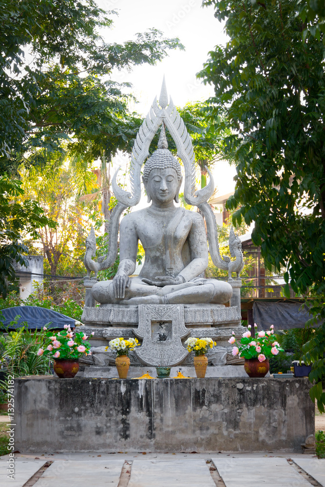 Obraz premium Old white buddha image in the garden