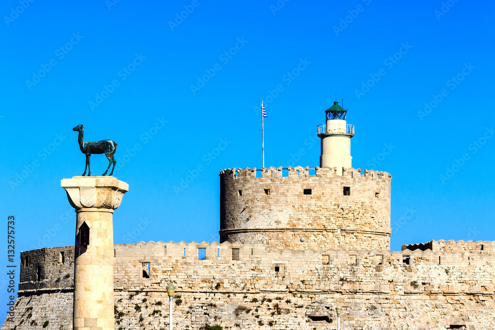 Die imposante Festung St. Nikolaus in der Altstadt von Rhodos mit Blick auf Mandraki Harbor, Griechenland