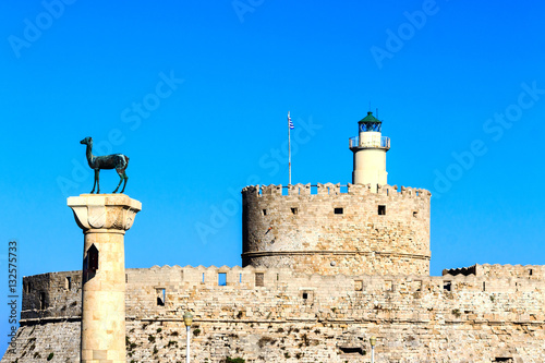 Die imposante Festung St. Nikolaus in der Altstadt von Rhodos mit Blick auf Mandraki Harbor, Griechenland