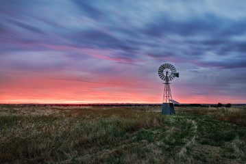 Fototapete Grau 2 Schöner Sonnenuntergang, der hinter eine Windmühle fällt.  © tonyng