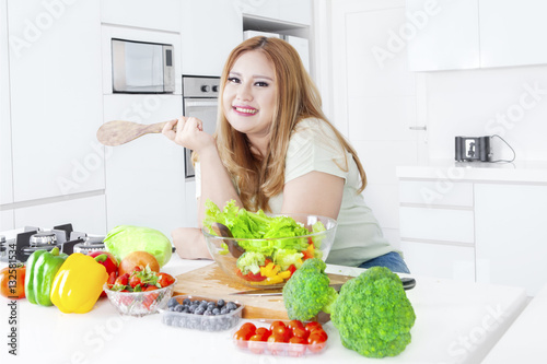 Pretty blonde woman with fresh vegetables © Creativa Images