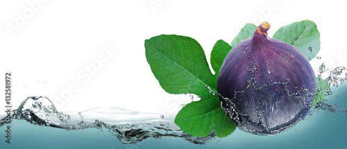 Canvastavla Juicy fruit figs on a background of splashing water.
