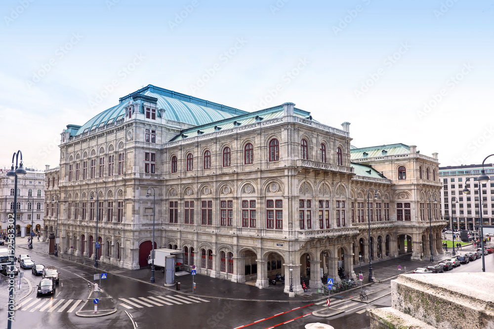 Photo view on vienna opera state house, austria