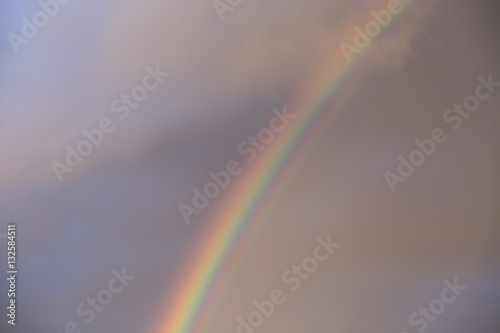 Arcobaleno colorato nel cielo nuvoloso © lucia_lucci