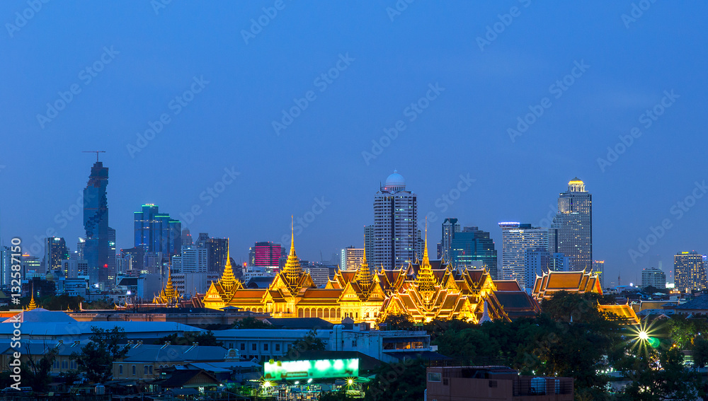 Fototapeta premium Grand palace at twilight in Bangkok, Thailand