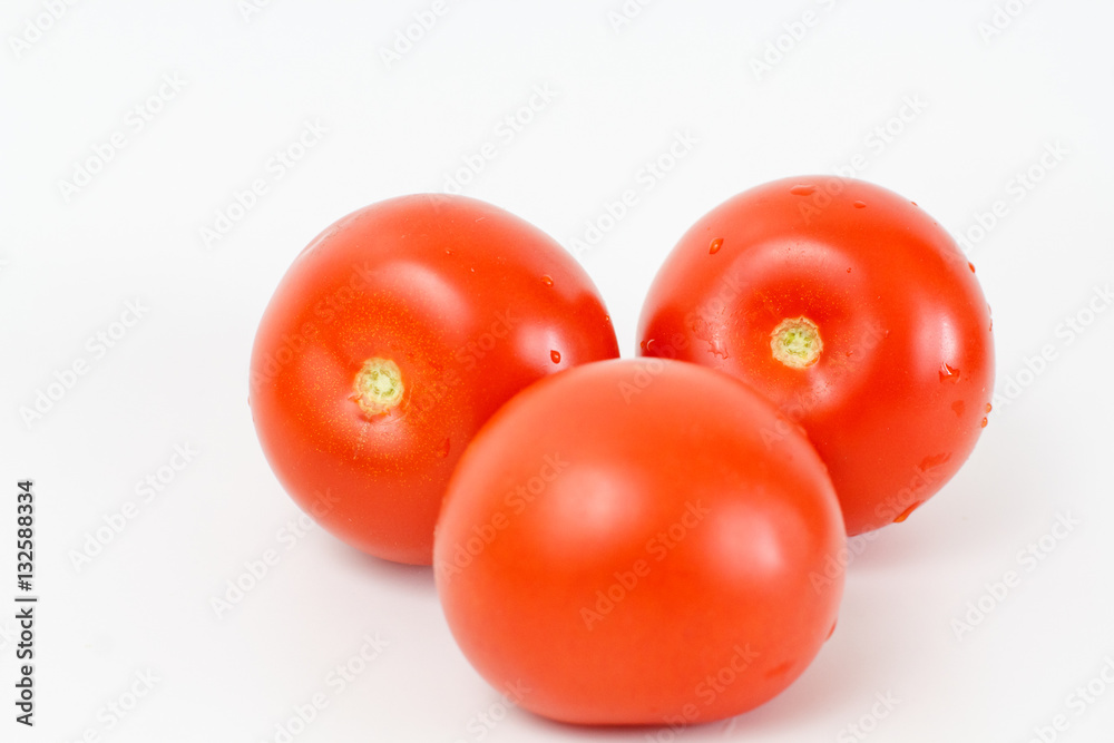 Drei Tomaten liegen auf demTisch und erinnern an einen Clown. Drei Tomaten liegen auf demTisch und erinnern an einen Clown.