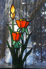 Leinwandbilder Buntglas Blumenglasfenster vor winterlicher Frostlandschaft  © yvontrep