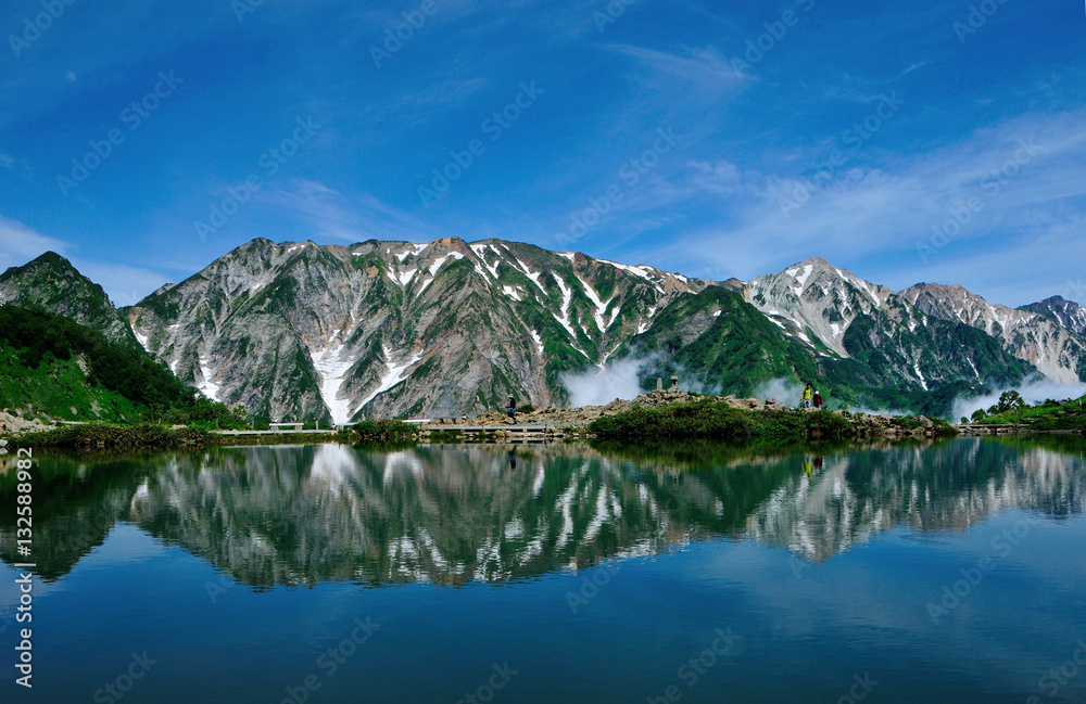 Obraz premium 長野県白馬村 夏山 八方尾根登山 白馬三山と八方池