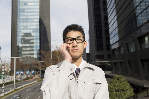 Wallpaper Mural ビジネスマン　スマホ　話す　作業着　ネクタイ　正面　驚く　ビジネス街　新宿 Torontodigital.ca