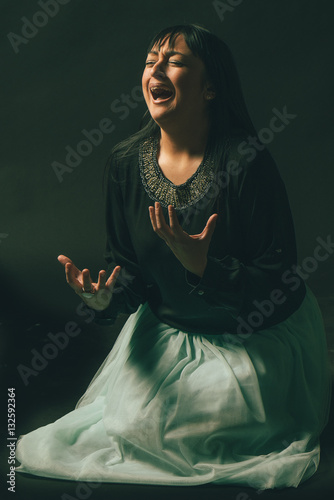 Mujer morena española llorando desconsoladamente