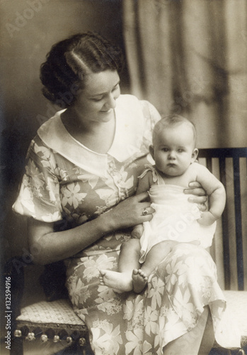 FOTO ANTICA CON MAMMA E BEBE' photo