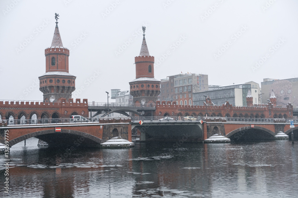 Obraz premium Oberbaum bridge in Berlin during winter