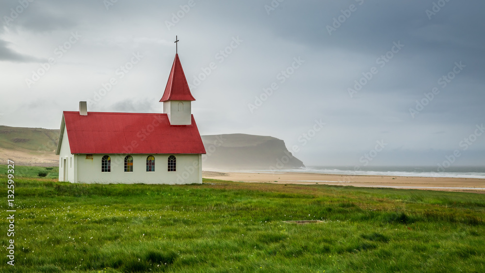 Fototapeta premium Winding road leading to the coast in Iceland in summer
