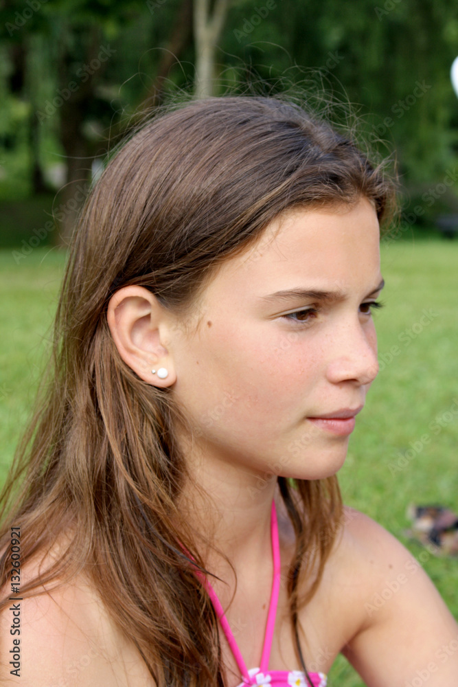 GIOVANE RAGAZZA IN SPIAGGIA GIOVANE RAGAZZA IN SPIAGGIA
