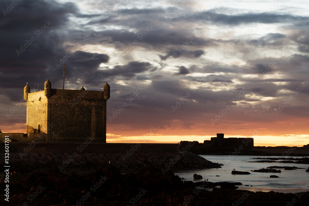 Alte Festung in Essaouira Marokko am Meer gelegen im Abendrot und leichten Wolken Gang