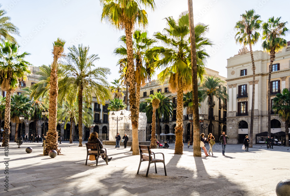 Naklejka premium Park z palmami w Barcelonie, Hiszpania