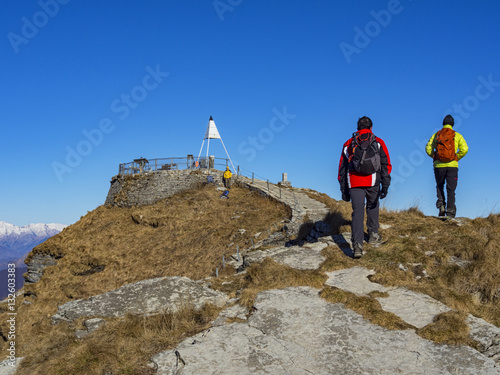 Trekking nelle alpi photo