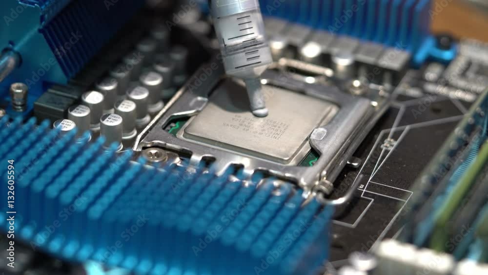 Master puts thermal paste on the CPU