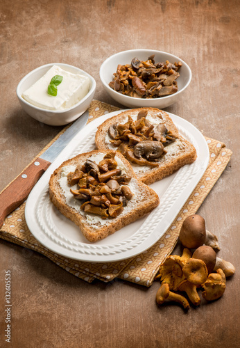 toasted bread with cheese and mushroom