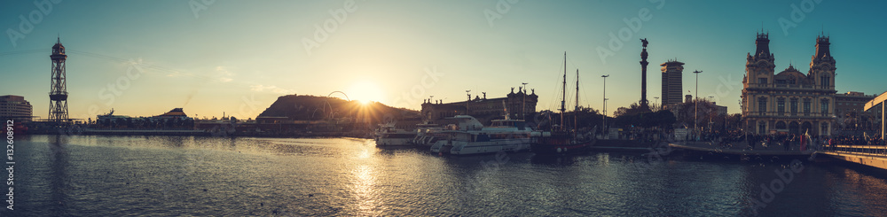 Obraz premium beautiful panorama of harbor at barcelona in afternoon without logos and blurred people