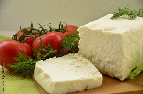 Kahvaltılık beyaz peynir ve salkım domates
