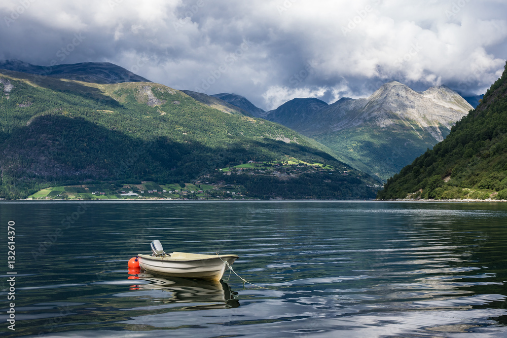 Ein Boot am Storfjord in Norwegen