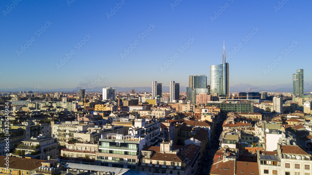 Obraz premium Vista aerea di Milano a 360 gradi. Palazzi abitazioni tetti e grattacieli del nuovo skyline milanese. Quartiere di Brera. Lombardia. Italia