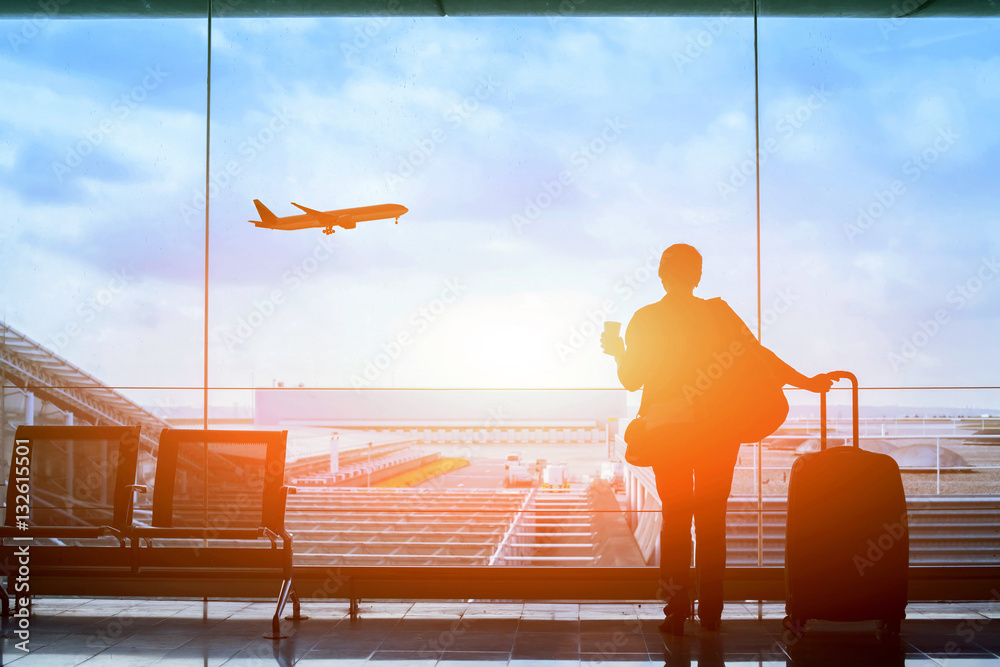 Fototapeta premium szczęśliwy podróżnik czeka na lot na lotnisku, terminal odlotów, koncepcja imigracji