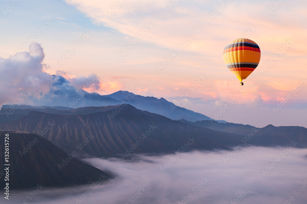 Plakat piękny inspirujący krajobraz z balonem latającym na niebie, cel podróży