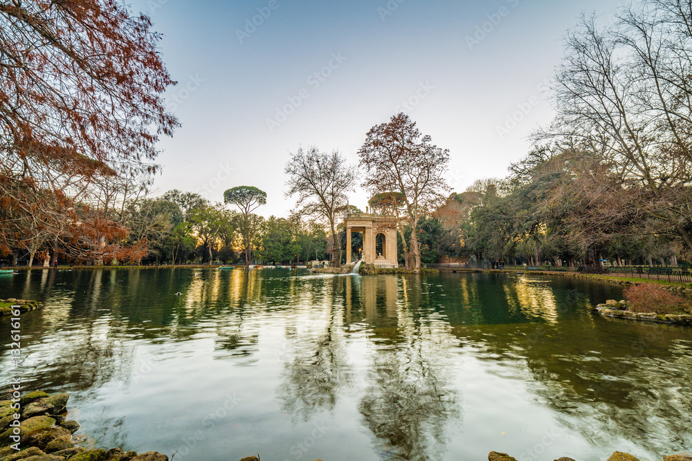 Obraz premium lake with roman building in park