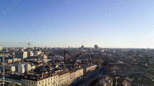 Vista aerea di Milano a 360 gradi. Palazzi abitazioni tetti e grattacieli del nuovo skyline milanese. Quartiere di Brera. Lombardia. Italia © Naeblys
