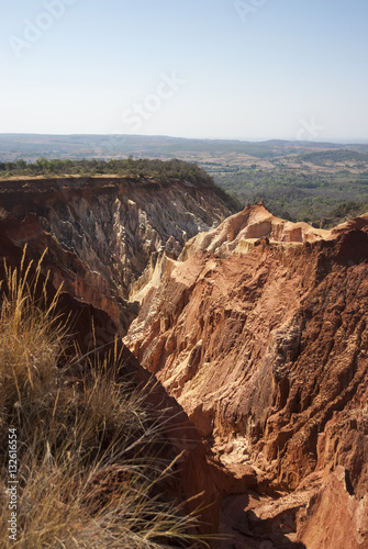 canyon, grands lavaka Ankarokaroka, Parc National Ankarafantsika, Madagascar photo