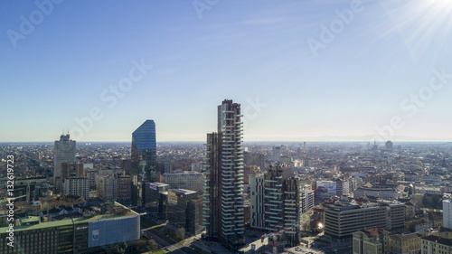Vista aerea di Milano a 360 gradi. Palazzi abitazioni tetti e grattacieli del nuovo skyline milanese. Quartiere Isola. Lombardia. Italia © Naeblys