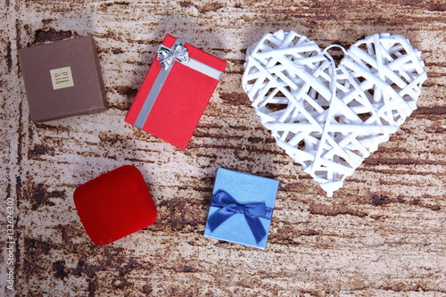 Serca i prezenty dla zakochanych