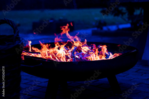 Lagerfeuer mit Feuerschale