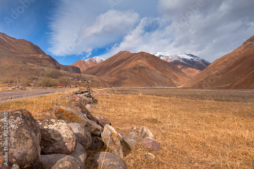 Kaukaz - Gruzja w jesiennej szacie. Caucassus autumnal mountains in Georgia.