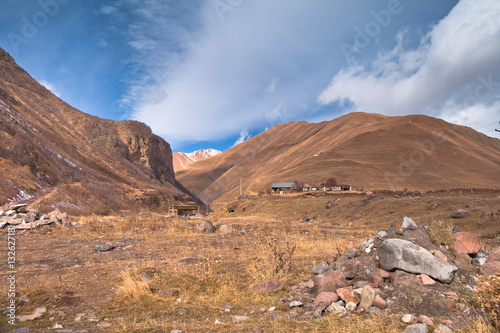 Kaukaz - Gruzja w jesiennej szacie. Caucassus autumnal mountains in Georgia.