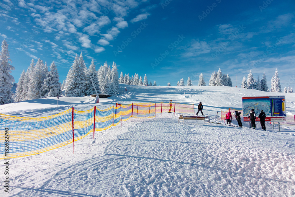 Traumhaftes Skiwetter, Winter mit strahlendem Sonnenschein