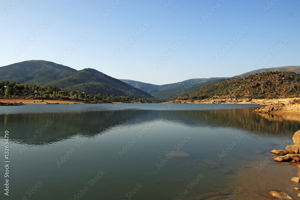 Naklejka premium Paisaje, pantano, montañas, reflejos