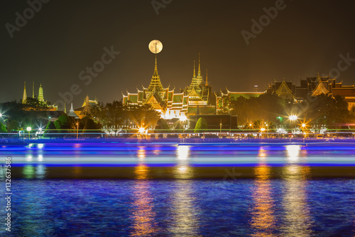 Canvas Print Full moon on top of wat Phra kaew
