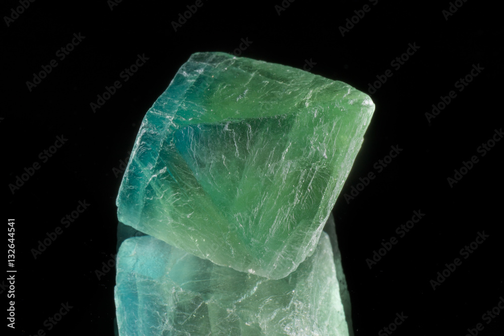 Fluorit auf schwarzem Hintergrund Fluorit auf schwarzem Hintergrund