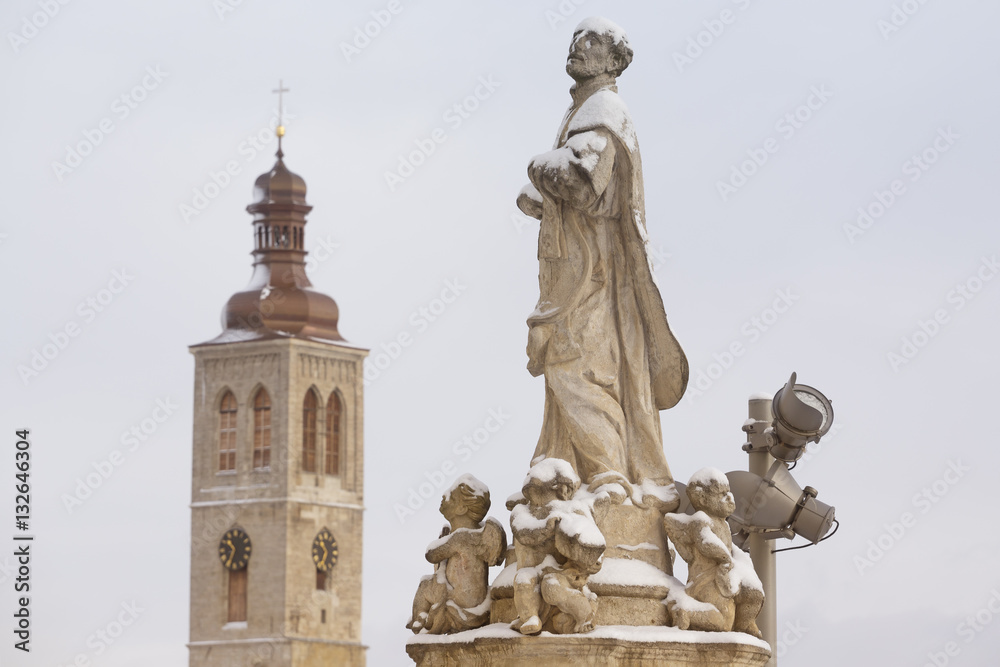 Obraz premium Statue and St.James church