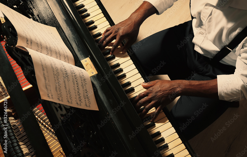 Fototapeta Afro amerykański człowiek gra na pianinie
