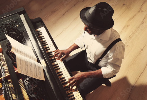 Canvastavla Afro American man playing piano