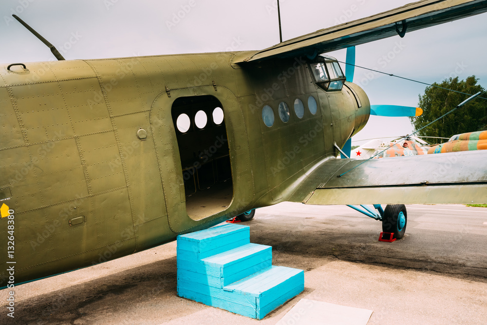 Obraz premium Old Soviet Plane Paradropper Aircraft