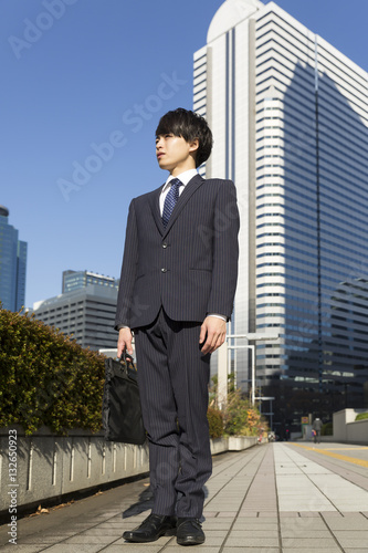 男性 ビジネスマン ポートレート 立つ 全身 新宿高層ビル背景 Stock 写真 Adobe Stock