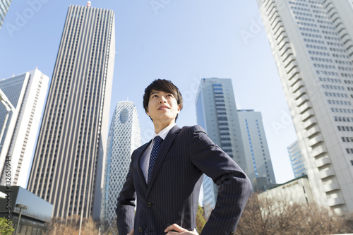 男性 ビジネスマン ポートレート 真剣 新宿高層ビル背景 真剣 やる気 挑戦チャレンジ Stock Photo Adobe Stock