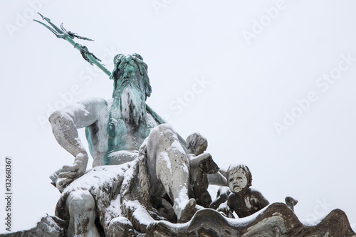 Canvastavla der Neptunbrunnen in Berlin ( Deutschland ) , im Zentrum von Berlin, im Winter