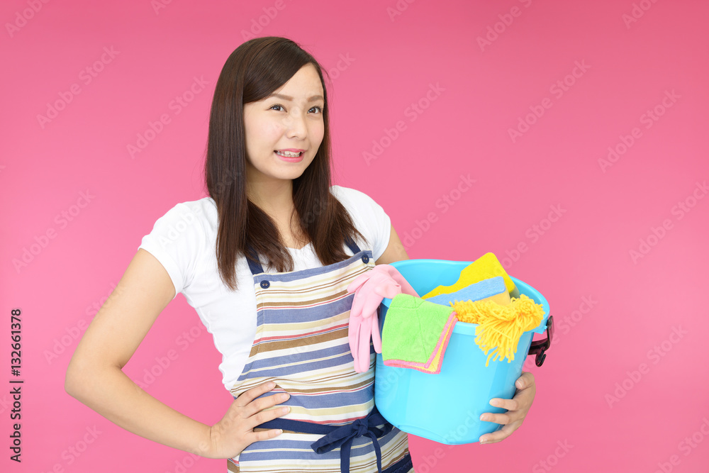 お掃除をする女性 お掃除をする女性