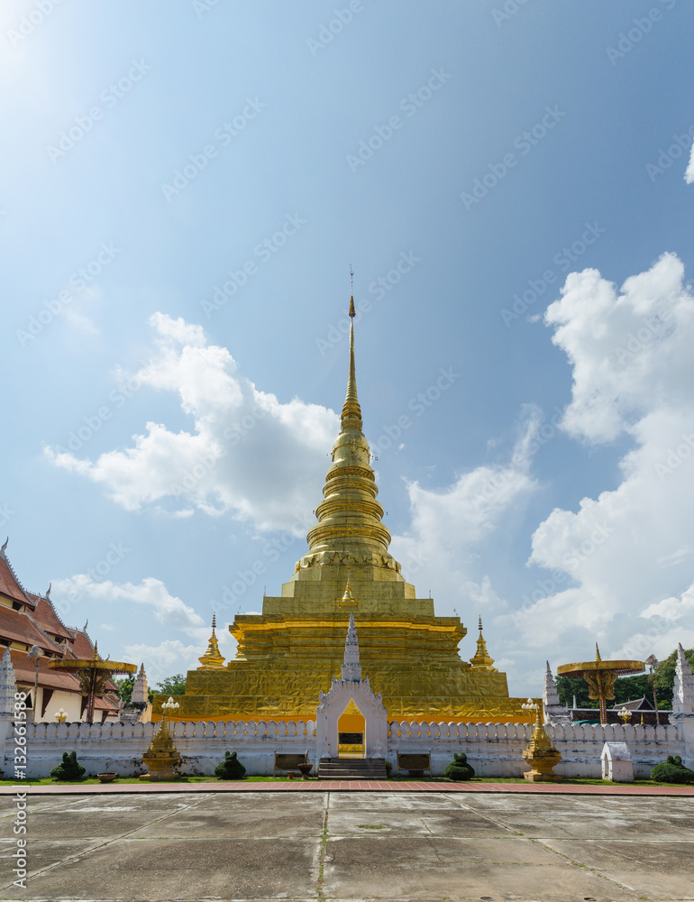 Naklejka premium Golden pagoda and blue sky in Phra That Chae Haeng temple, nan thailand